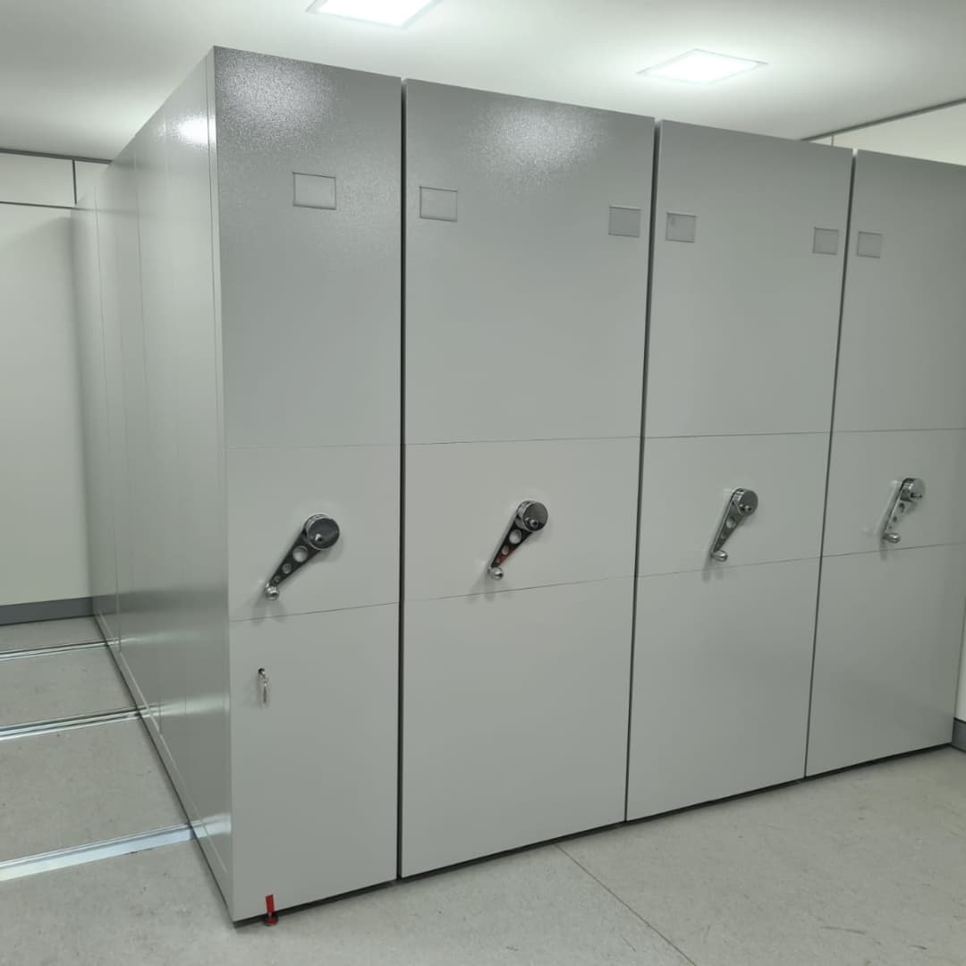 Instalação de estantes deslizantes compactas